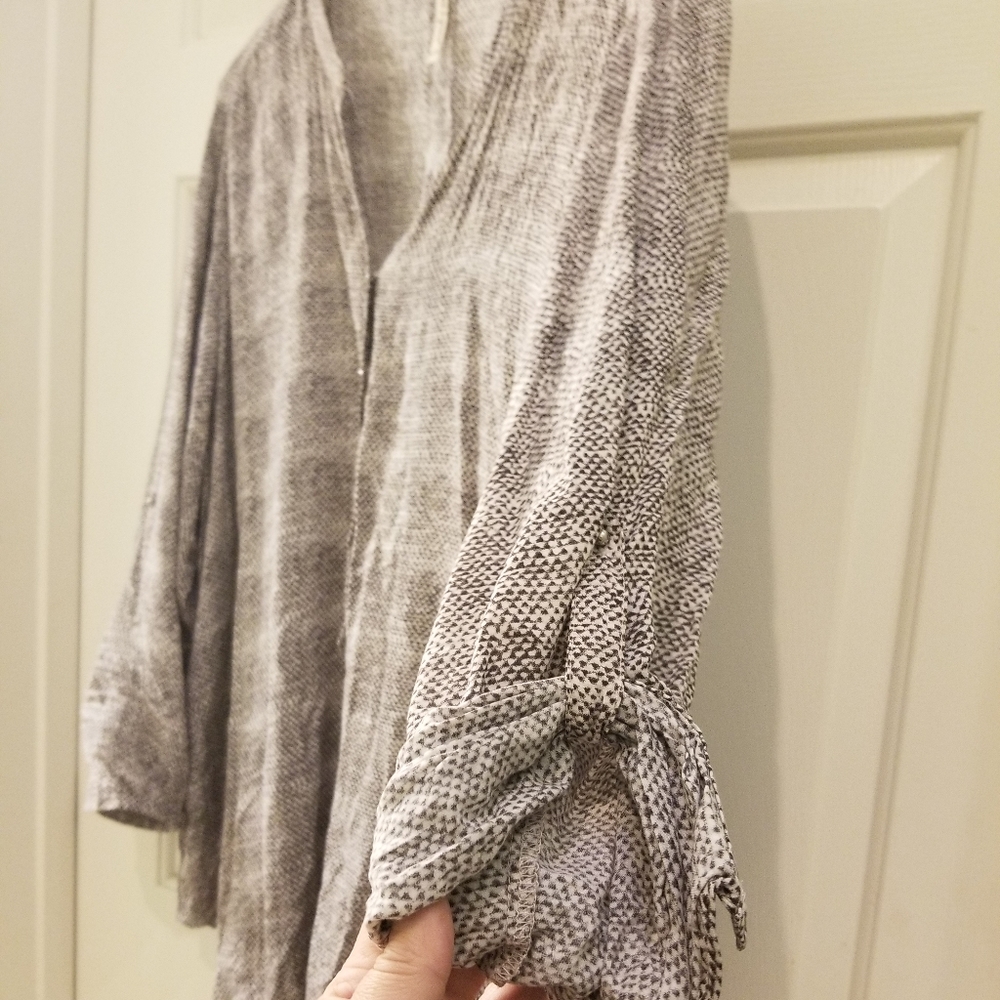 Very light 3/4 button up - Picture 3 of 3